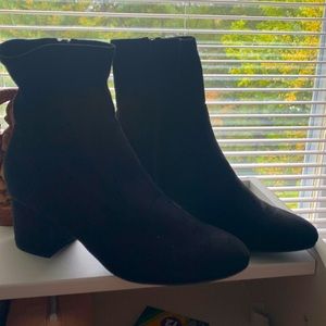 81/2 medium soft black zipper low cut